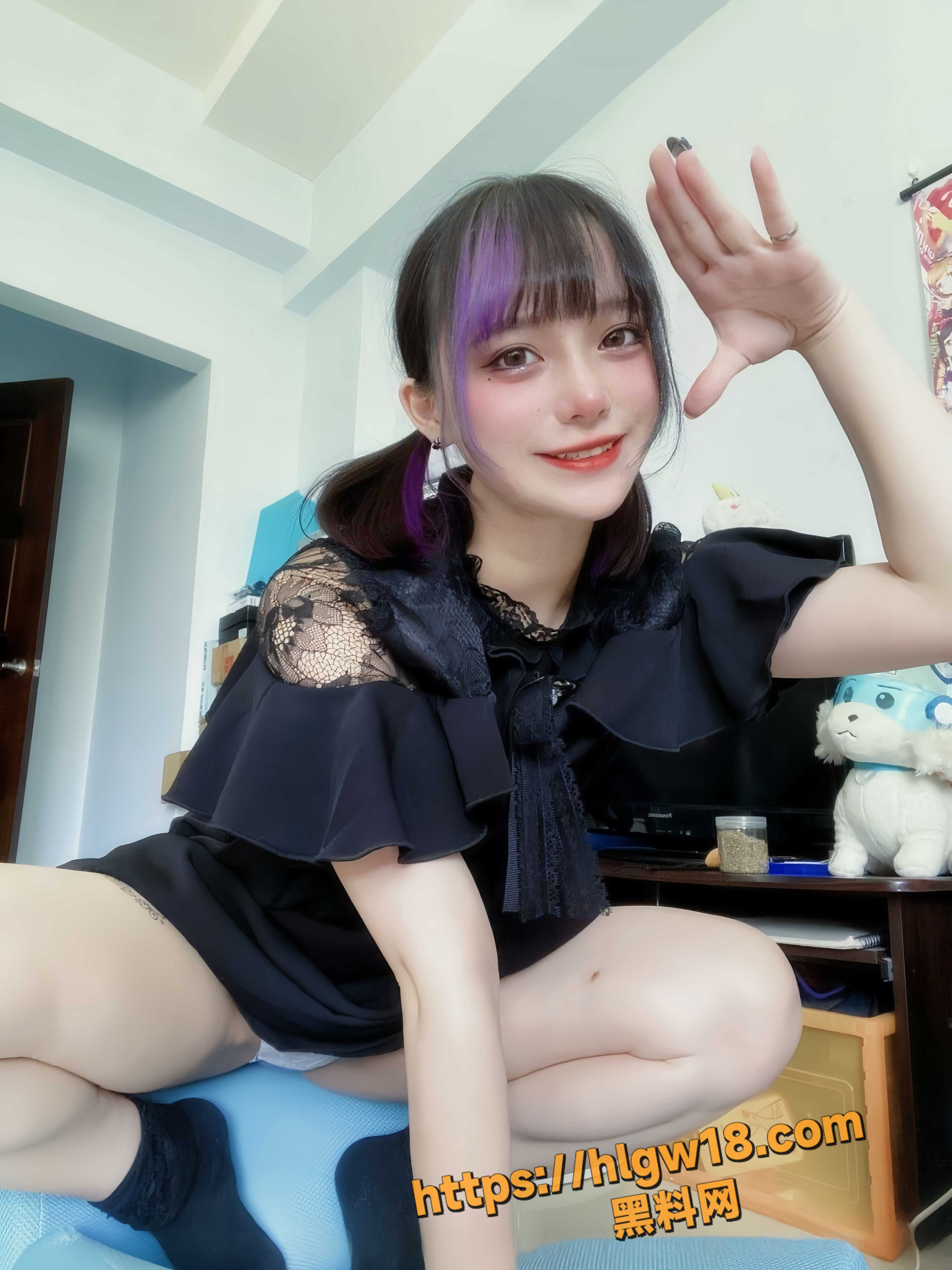 台湾清纯女高 大尺度私拍流出 甜美外表藏反差淫欲 白虎嫩穴自慰抠逼淫叫画面极致诱惑！