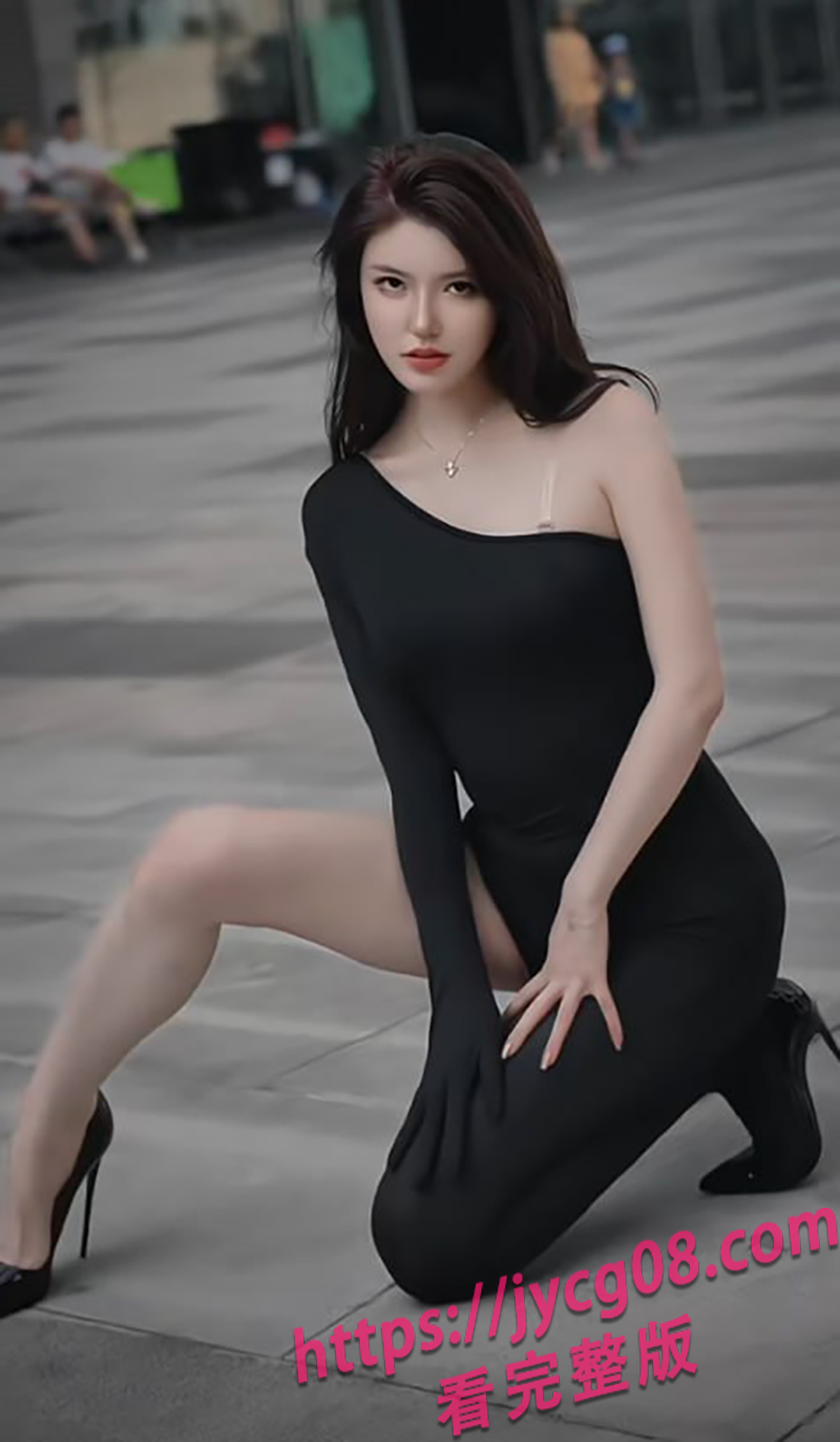 小乌苏Tina走红毯遇咸猪手！全场表情太耐人寻味 配图3