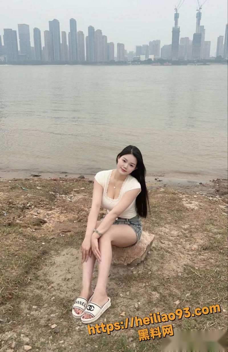 极品少妇第一次约炮就化身骚浪女骑乘上位 单纯外表下藏着这么饥渴的身体