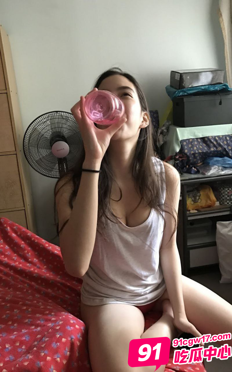 新加坡小情侣性爱自拍 超高的颜值和苗条的身材极具迷人 脸上销魂的表情没人能扛住 配图