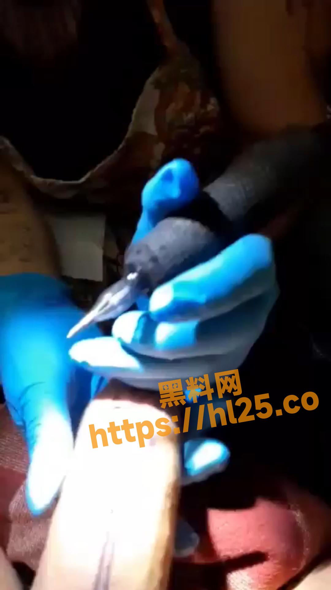 网络疯传真实阴茎纹身秘密过程！纹身师定时进行口交为确保男主JJ硬起～