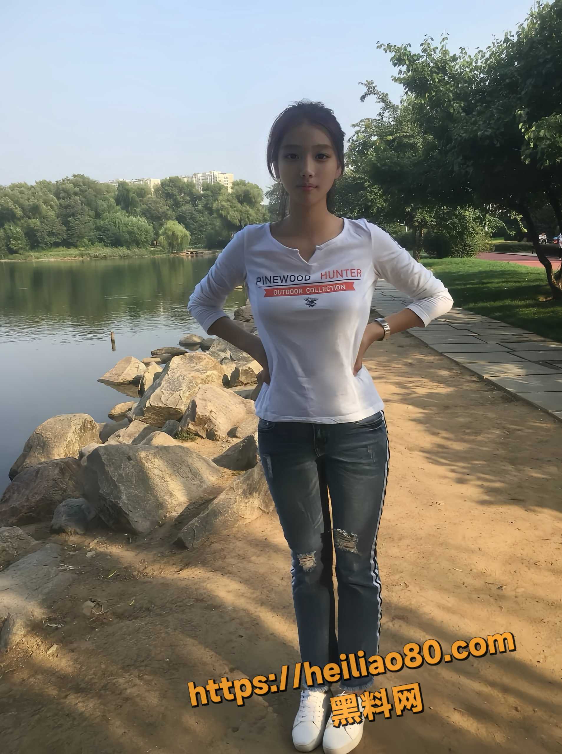 东南亚园区精神小妹 被管理员查房后猥亵 摸奶玩弄炸裂至极