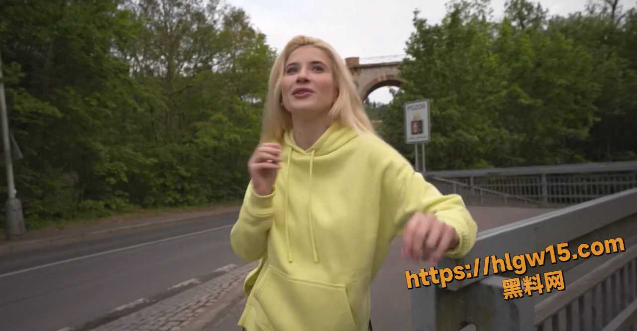 捷克街头搭讪 在公交车站搭讪一位金发美女 她说她爱她的男朋友！