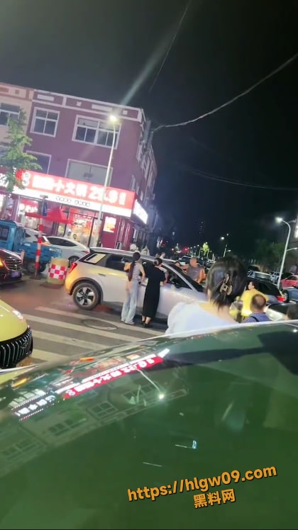 七夕情人节专属节目 山东青岛胶州深夜捉奸现场 原配当街将小三堵在车内 众多路人围观