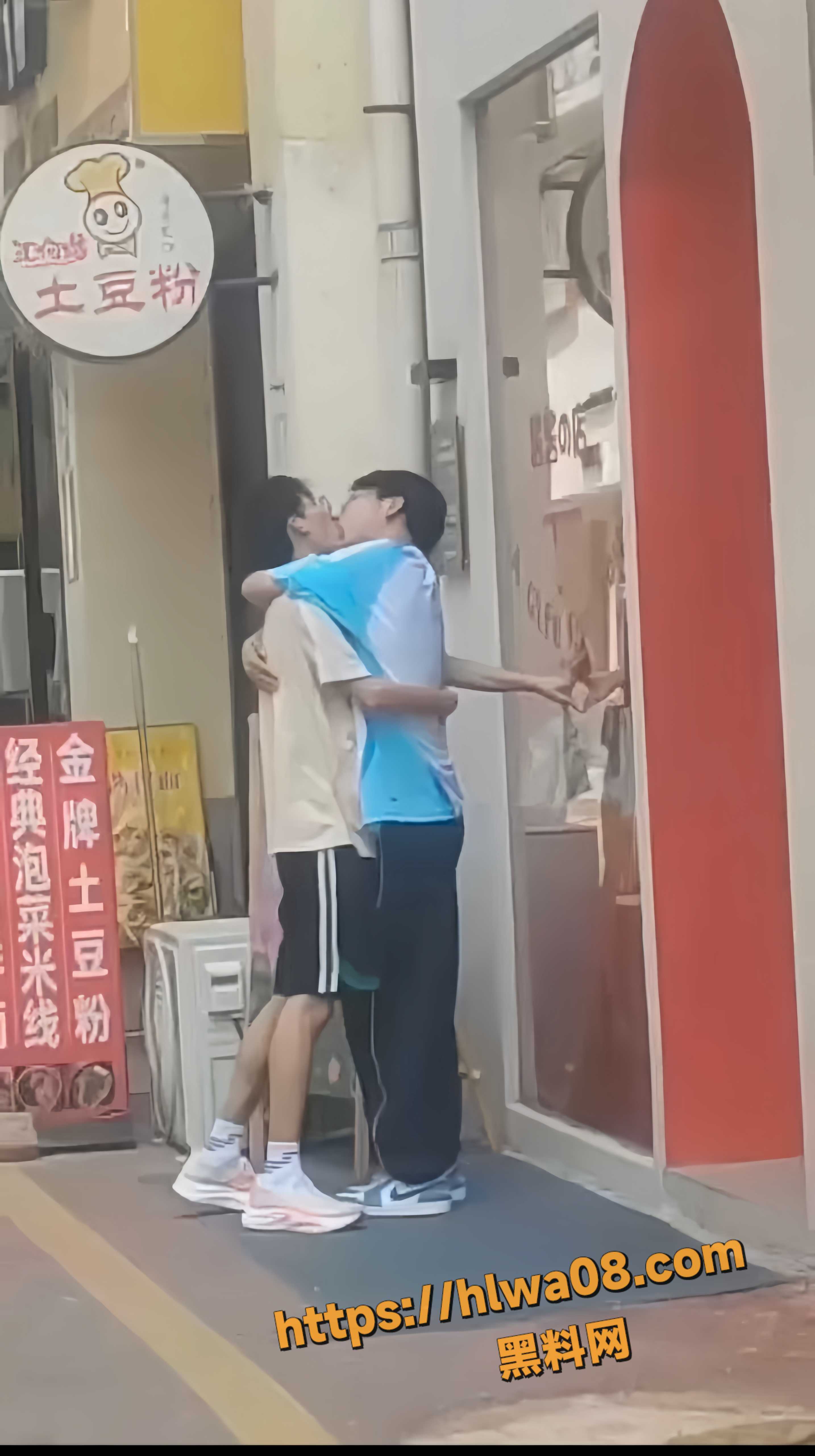一对穿着校服的Gay当街舌吻缠绵 战况激烈丝毫不受外界影响 还得是00后放得开啊！