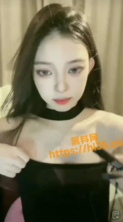抖音 柒憶 在直播中意外露出粉色奶头极其刺激！黑色抹胸下的突起清晰可见！