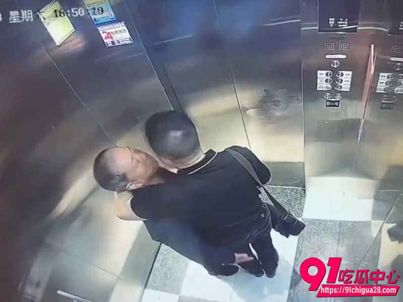 壮男深情激吻秃顶大爷 5