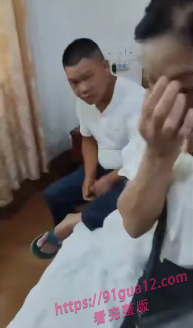 老大叔勾搭美艳丧偶邻居酒店偷情 被原配抓获视频曝光