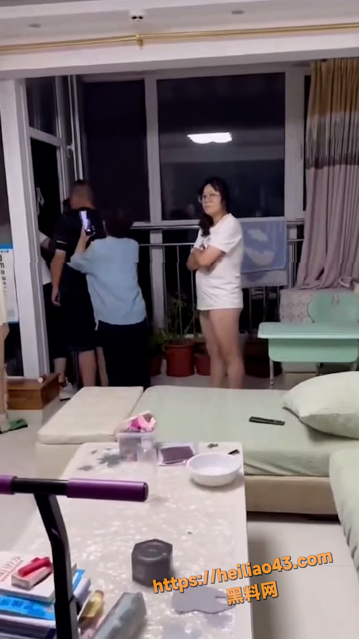 男老师偷情已婚人妻 被捉奸暴打 老婆旁观默不作声