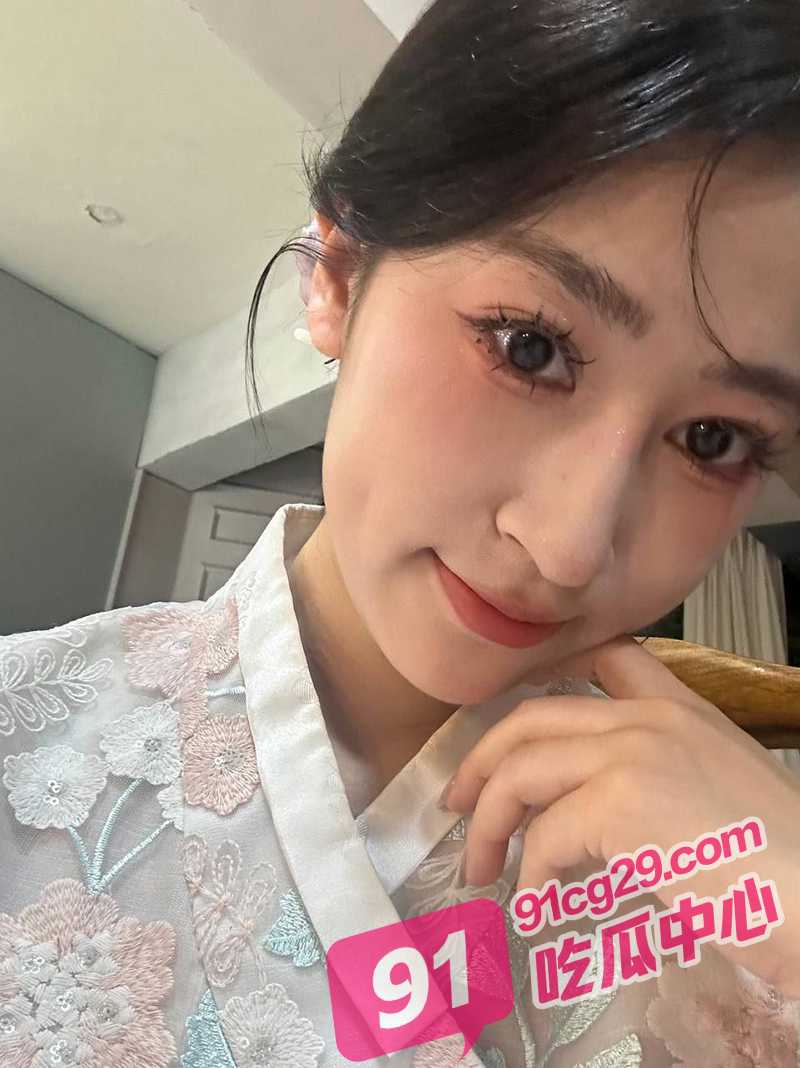 上海高颜值反差母狗刘晓曼 被多人群P开发 从高傲美女变成阿黑颜骚货的全过程！