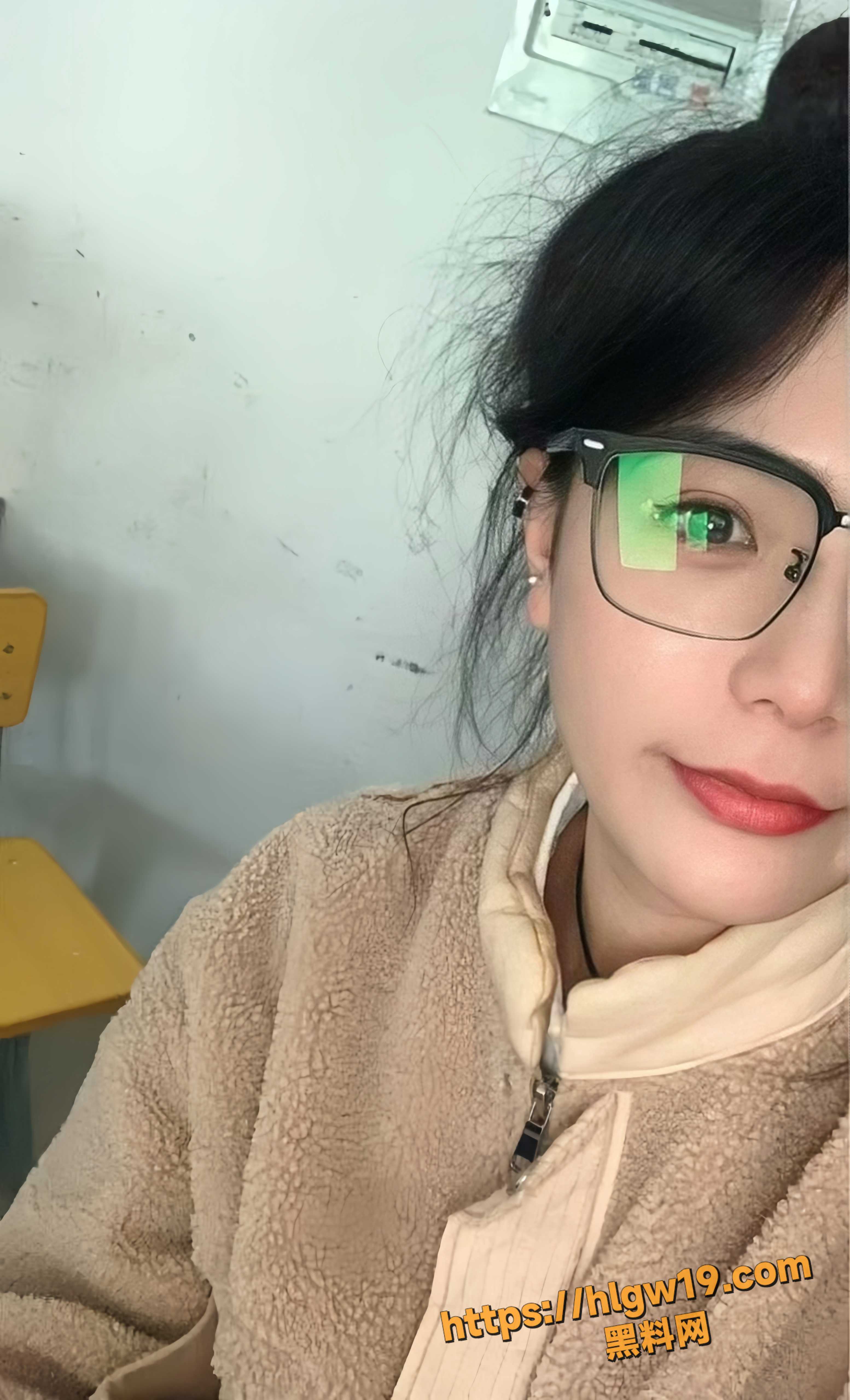 极品眼镜妹 王雨萱 与男友裸聊视频泄露 清纯甜妹自拍揉捏白皙巨乳 果然是十个眼镜九个骚！