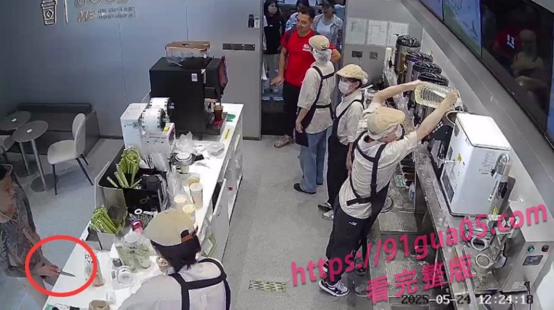 古茗奶茶门店突发事件 光膀男持刀闯入全过程曝光~