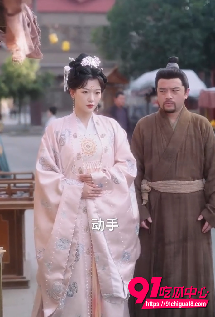 曝短剧出现男演员揩油镜头6