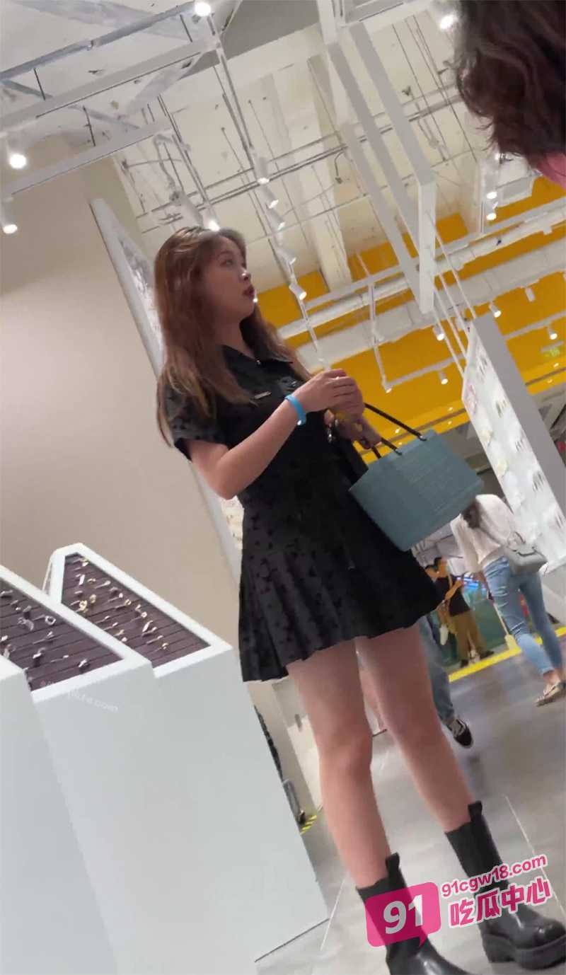 抄底大神户外跟踪偷拍 女主播和闺蜜白皙美腿诱人 裙底风光美妙绝伦！ 配图3