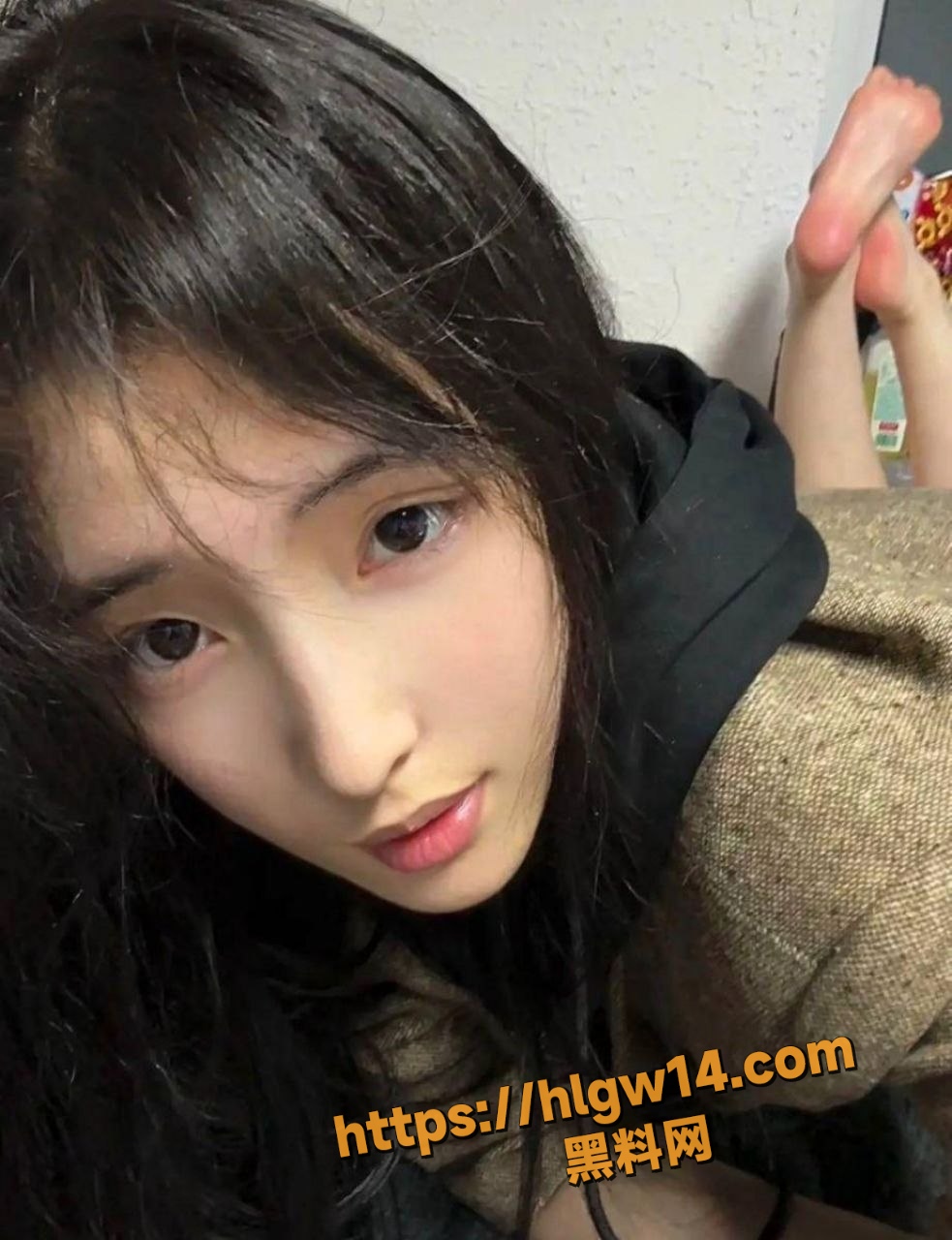 某大学女艺术生 全裸出镜自慰视频流出 穿着性感睡衣被男友各种调教 粉嫩小骚逼着实漂亮！