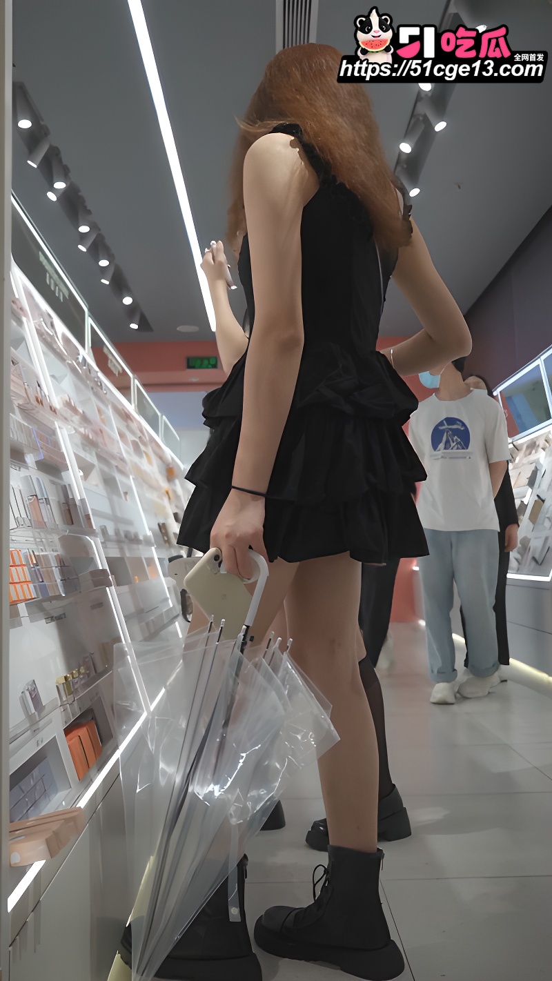 商场偷拍小姐姐裙底 1