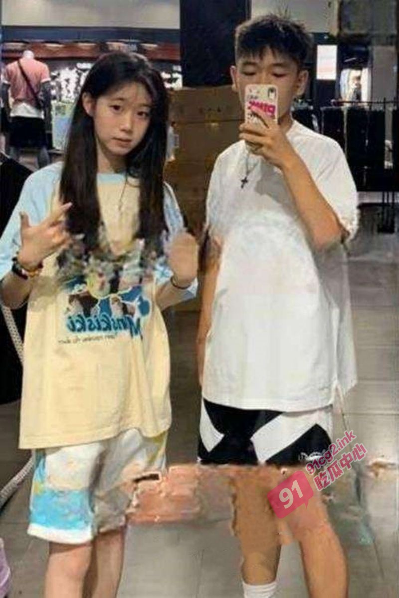 贵州一中情侣绿帽事件~女友把闺蜜灌醉给男友操 闺蜜在地板上被男友干出血!