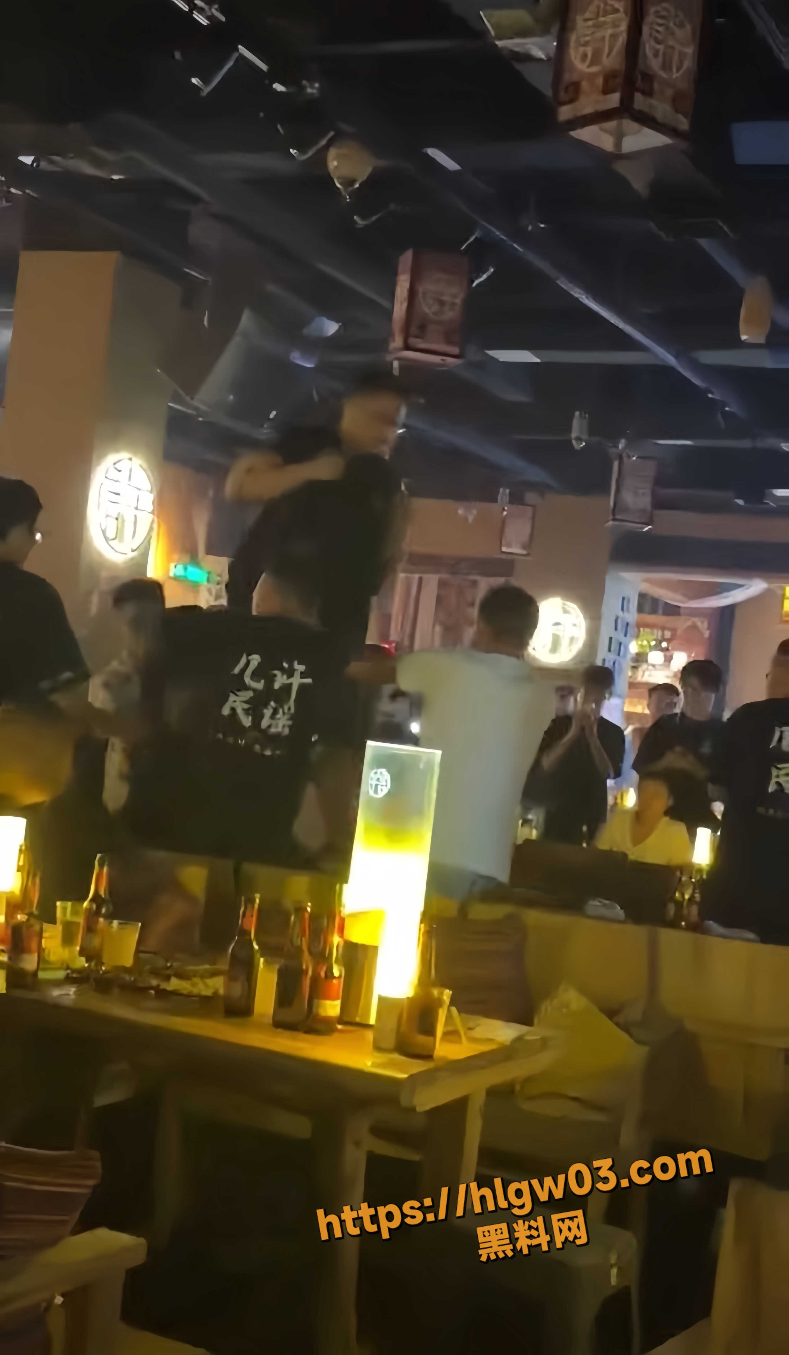 洛阳民谣酒馆上演全武行 精神小伙醉酒挑事 两方男女混战 店员拦都拦不住 场面堪比武林大会！