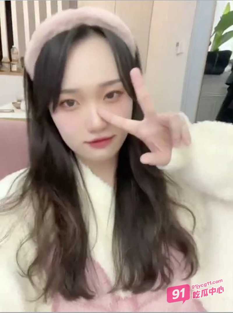 青岛大学张娜 被前后夹击 搭配娇喘让人欲罢不能！ 配图