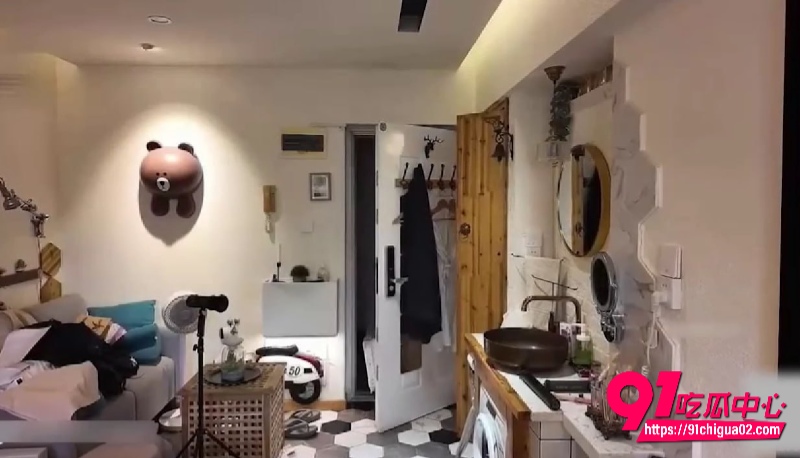 空姐下班回家自慰被老公好友撞见强行按住爆操 霸气放话不操爽我你就等着牢底坐穿 狂操到喷水腿软