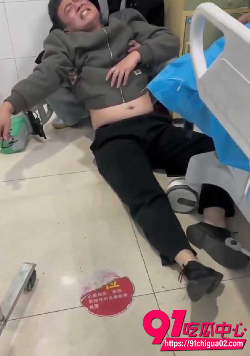 山东郯城县一中学生疑遭霸凌致死 家属抬棺堵校门怒烧纸钱 高音喇叭循环喊冤！