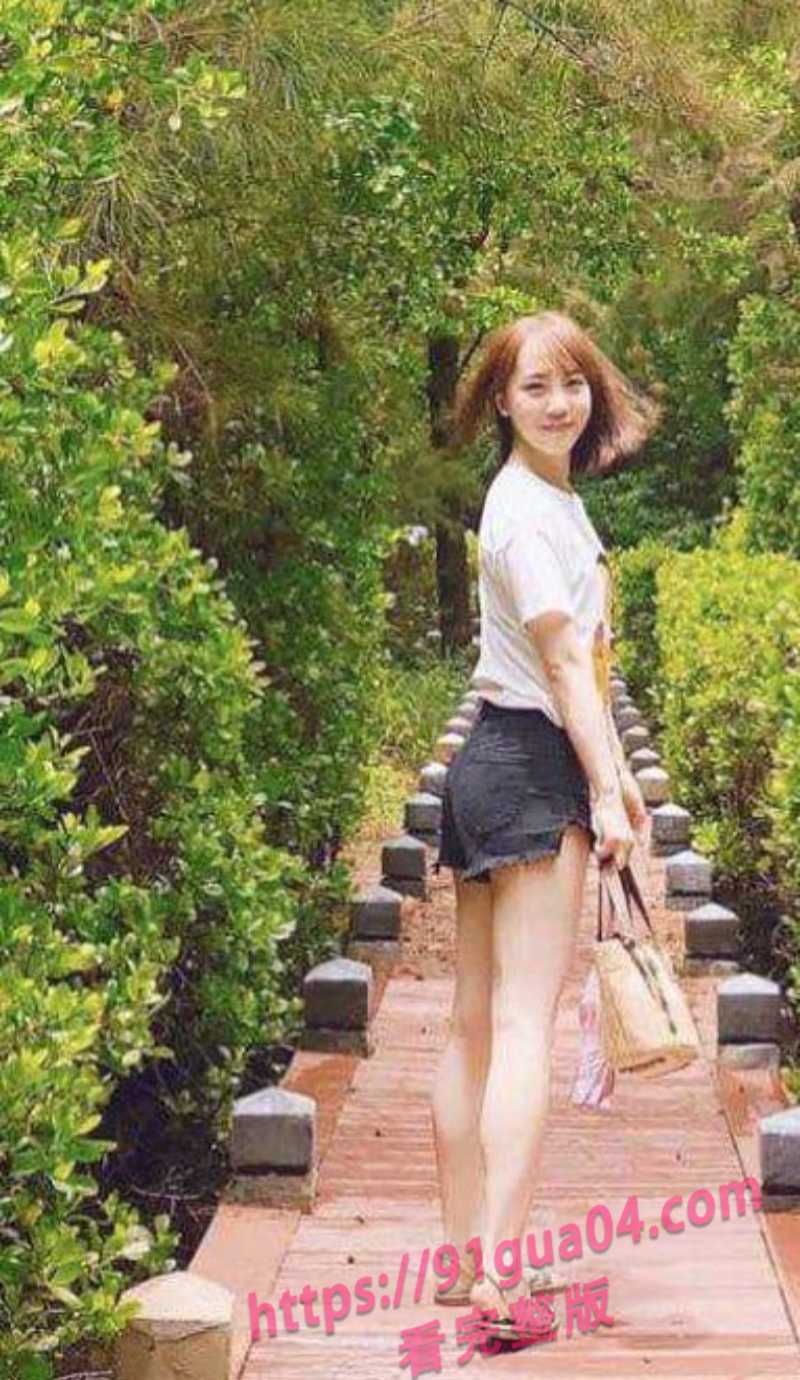 肤白台妹淋浴脱衣到桑拿3P 火辣骑乘前后夹击 配图4