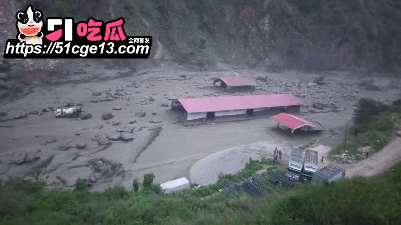 西藏日喀则突发泥石流 6