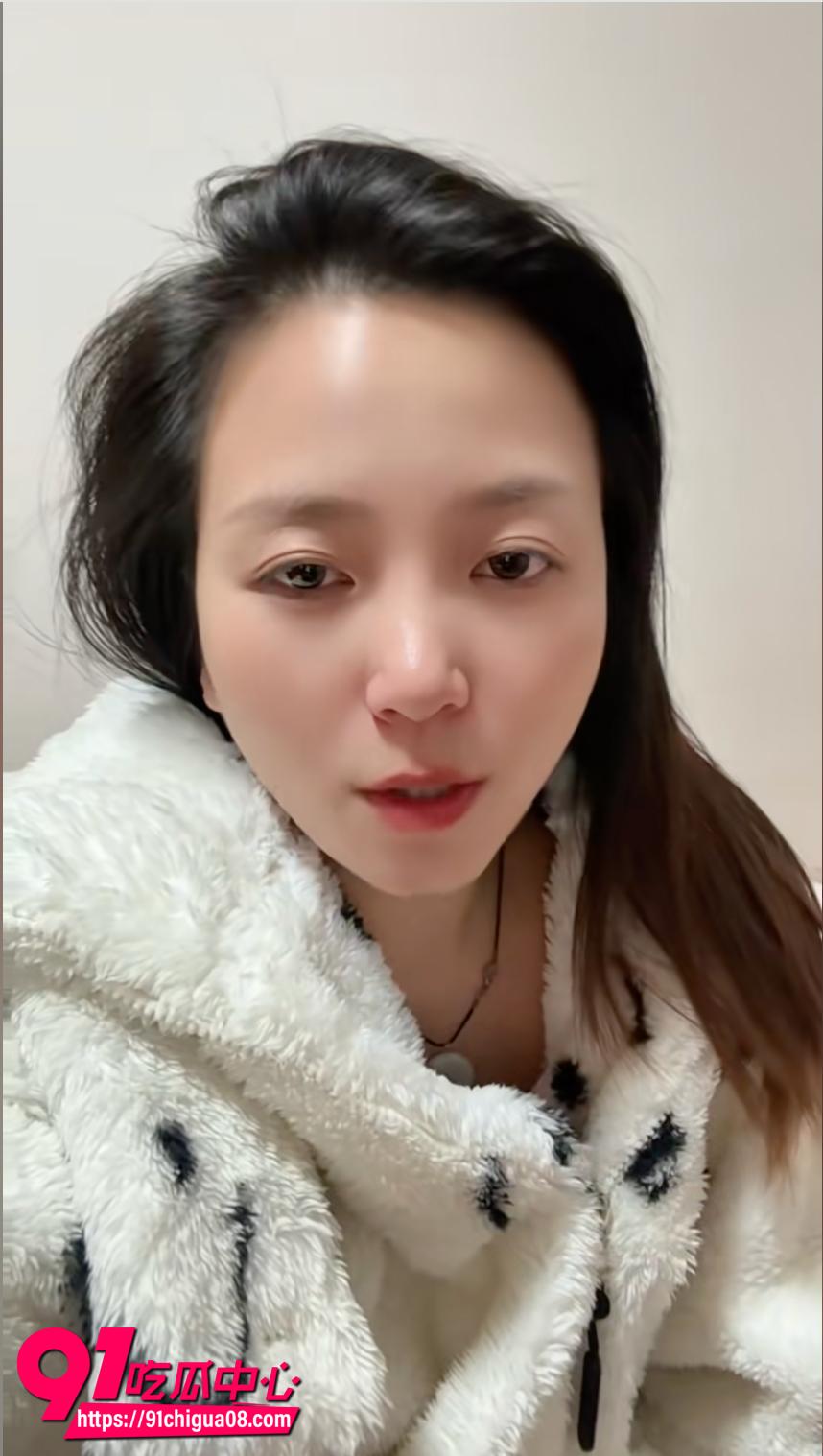抖音骚熟女小燕阿姨一对一线下约炮 手指掰开骚穴等大肉棒无套插入 金主打桩机后入猛操