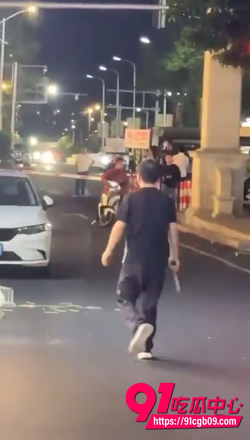 广东珠海街头惊现菜刀狂魔 黑衣男手拿大菜刀从保安亭砍到VIVO手机店 红衣小哥一招过肩摔轻松制服