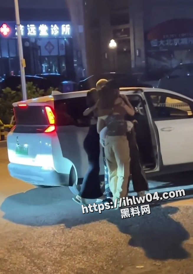北京名媛 交换达人 媚黑婊小仙女和黑人哈尼拥抱告别！