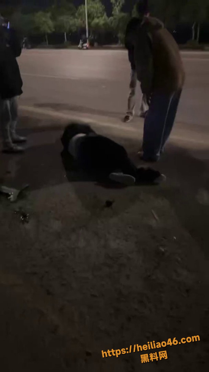 鬼火少年开九号电动车 极速漂移马路狂飙 集体摔车险酿车祸！