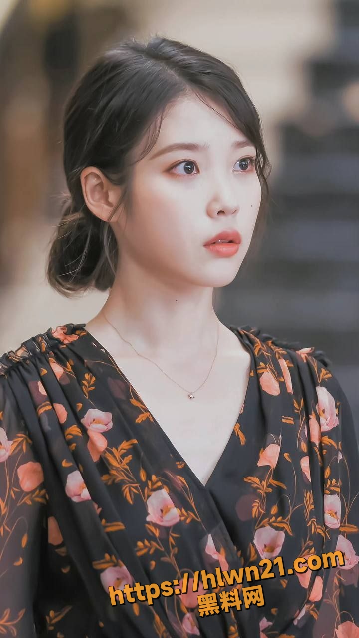 韩国歌手IU 李知恩 袖口疑似走光露奶 狗仔拍摄技术是真的强 果然女星惹人眼！