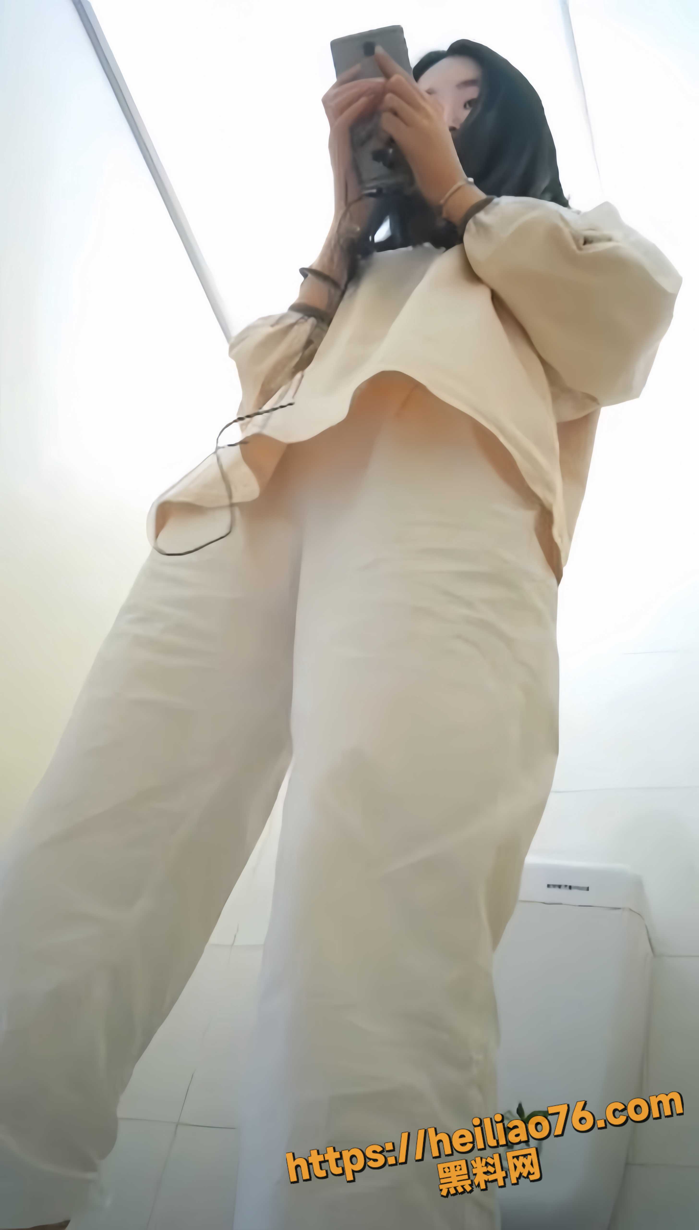 偷拍美女上厕所 竟发现自慰现场 床底偷拍室友自慰 感觉要被发现了