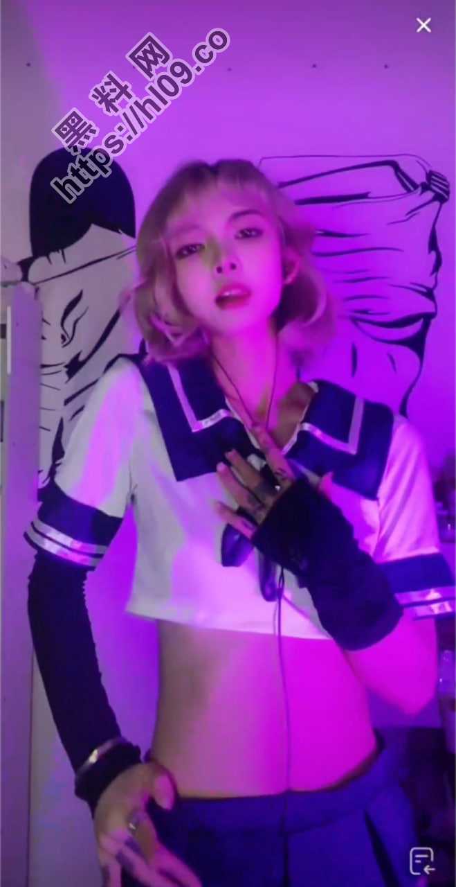 高颜值甜美抖音女网红「小小」直播露点擦边，走光录屏遭流出