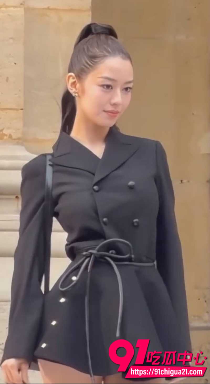 朗朗前女友吉娜参加巴黎时装周劲爆穿搭引争议1