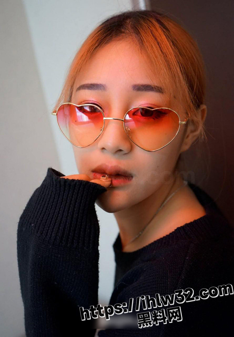 东北老妹儿的第一次大尺度私拍写真 性感内衣秀肉感美腿 看得摄影师欲火焚身按着就操