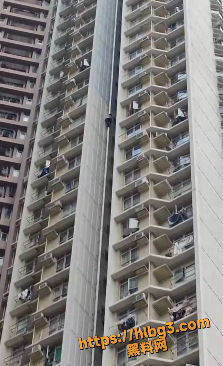 隔壁老王剑走偏锋 疏通完下水道后差点被抓现场 实拍香港男子在高层建筑的水管上爬行！