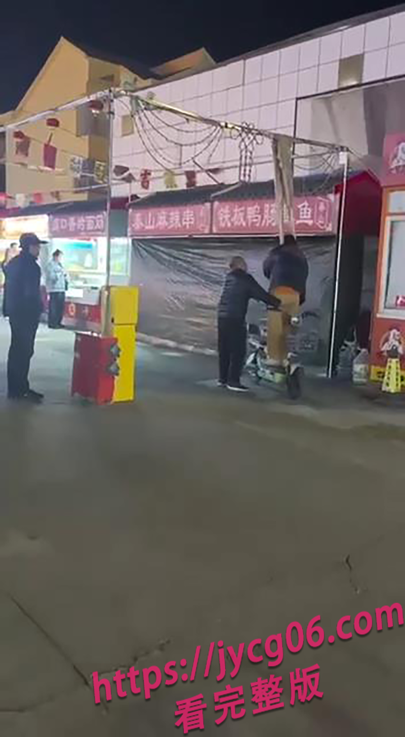 夜市闹剧曝光！烟台女子扯出白绫上演“极端行为” 太离谱 配图4