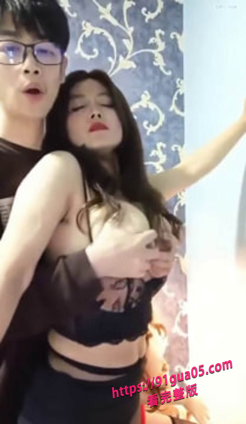 人妻与年轻小伙居家大战 饱满的身材简直太诱人了