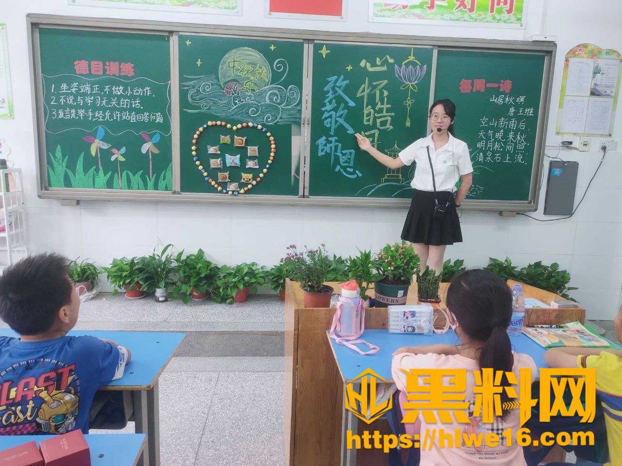 小学语文老师反差拉满 露脸做爱私拍流出 从婚纱照到床照对比明显