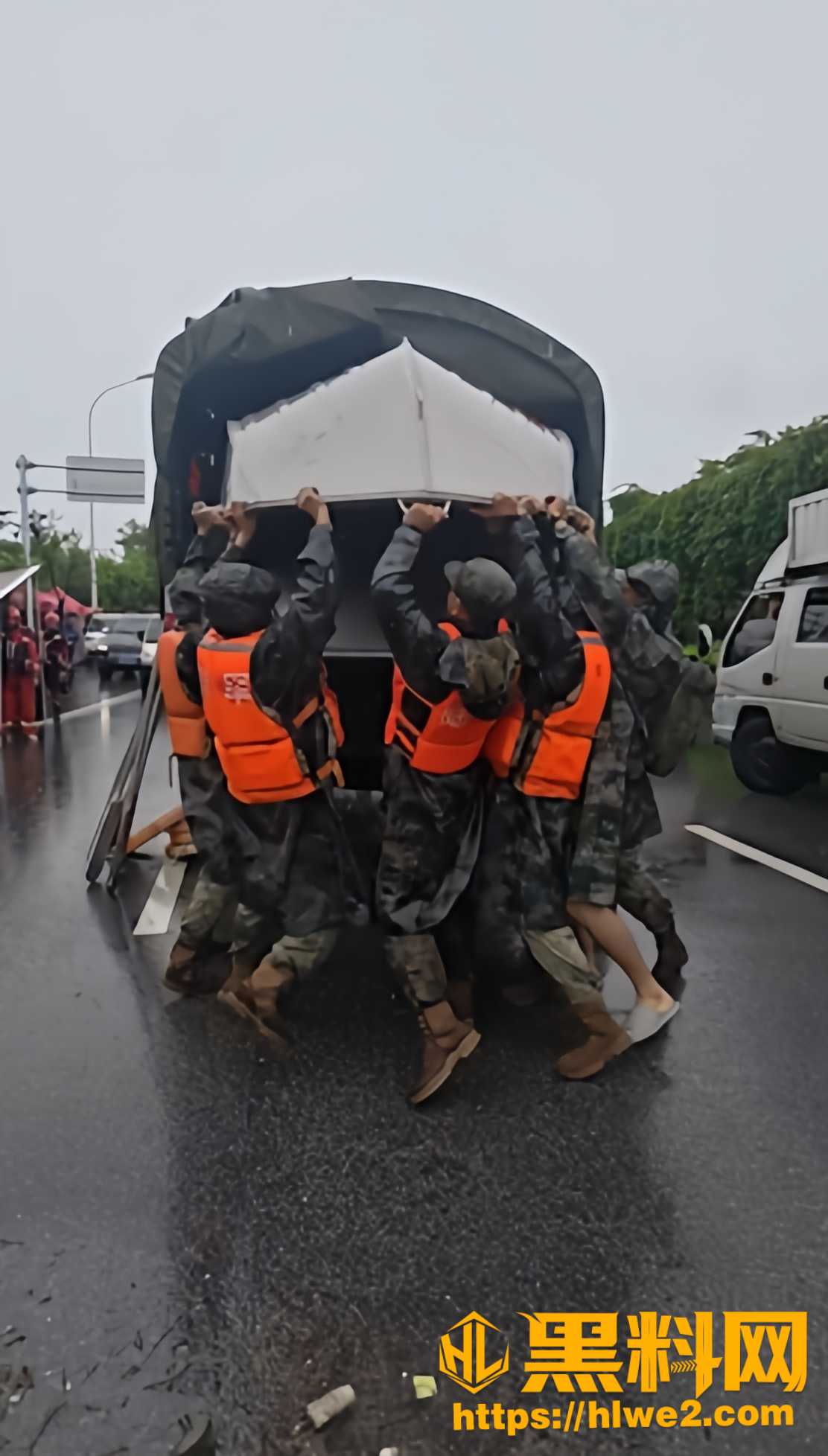 黑料正能量 贵港高中4000名师生因洪水被困 解放军 全速抵达现场施救