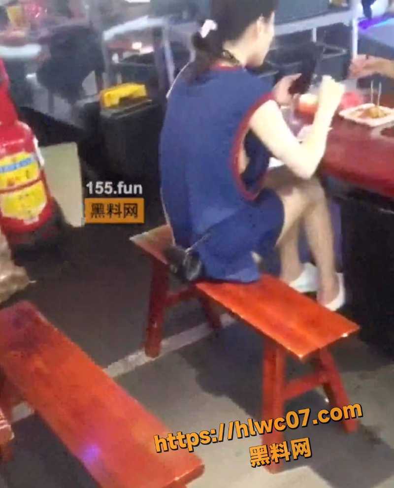骚逼美女与朋友外出吃夜宵 不穿胸罩被路人偷拍曝光
