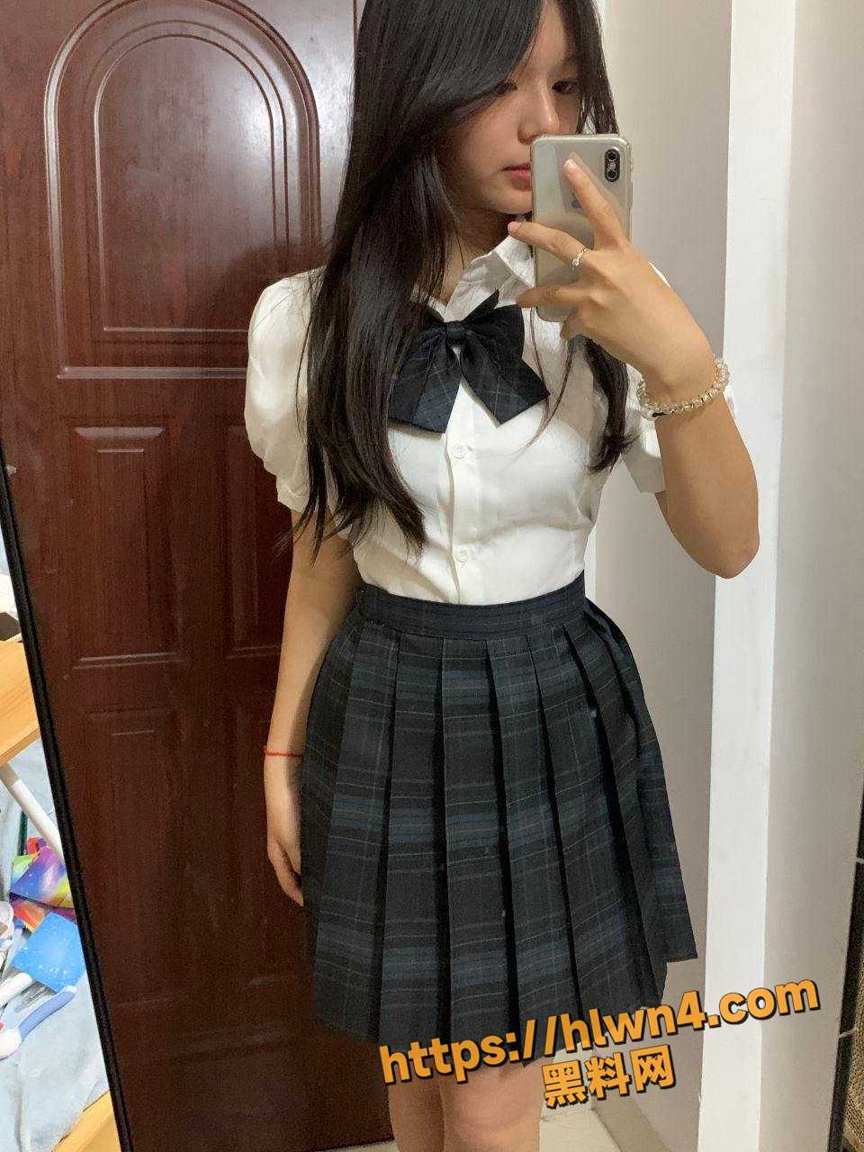 JK制服情趣变装外表高冷的清纯校花女神 给男友的发骚自拍照变成网络热点小视频！