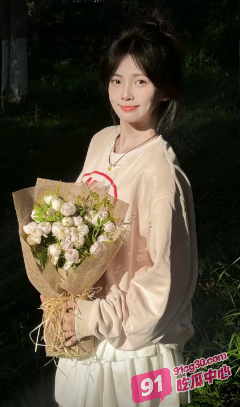 00后嫩妹张嘉怡被顶级约炮大神江南第一深情俘获 再现小白兔被大灰狼吃干抹净现场! 配图2