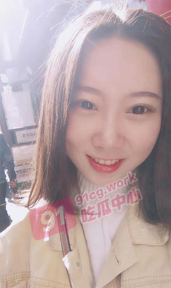 巨乳女友效仿【张柏芝】玩角色扮演 jc制服超刺激 后入的叫声都让邻居来敲门了