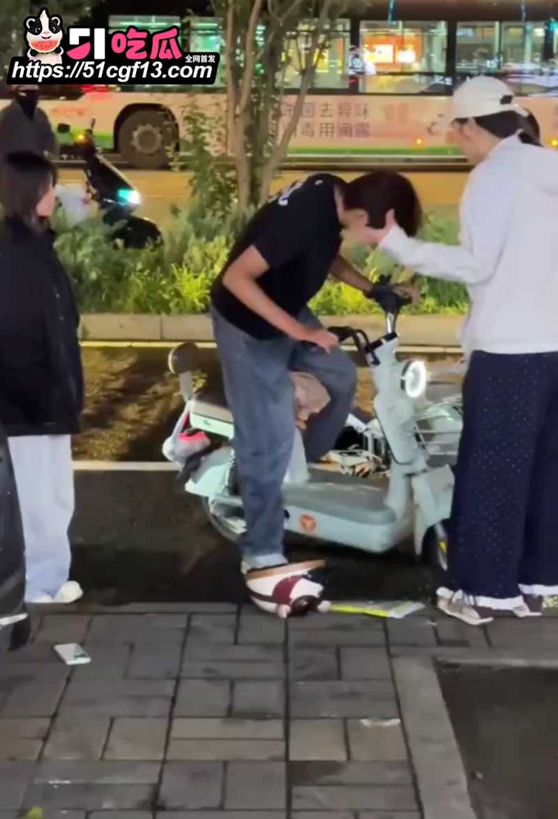 包头三角恋大瓜 富婆深夜抓奸小白脸出轨 拿老娘钱去操别人穴 是嫌老娘不够紧吗