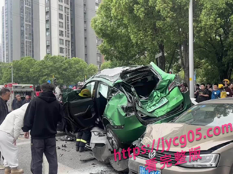 重庆惊现飞车事故！特斯拉腾空压毁五车！司机竟没受伤？ 配图2