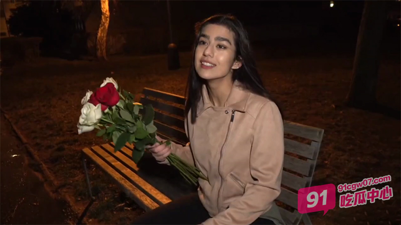 捷克街头搭讪系列 深夜一束花搭讪妹妹 在金钱的诱惑下直接去他出租屋激战！ 配图2