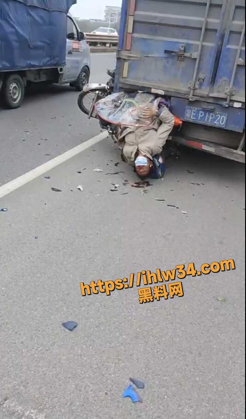 广东佛山车祸现场 一男子骑摩托被卷入货车车底绝望呼救 司机打完119只能干着急！
