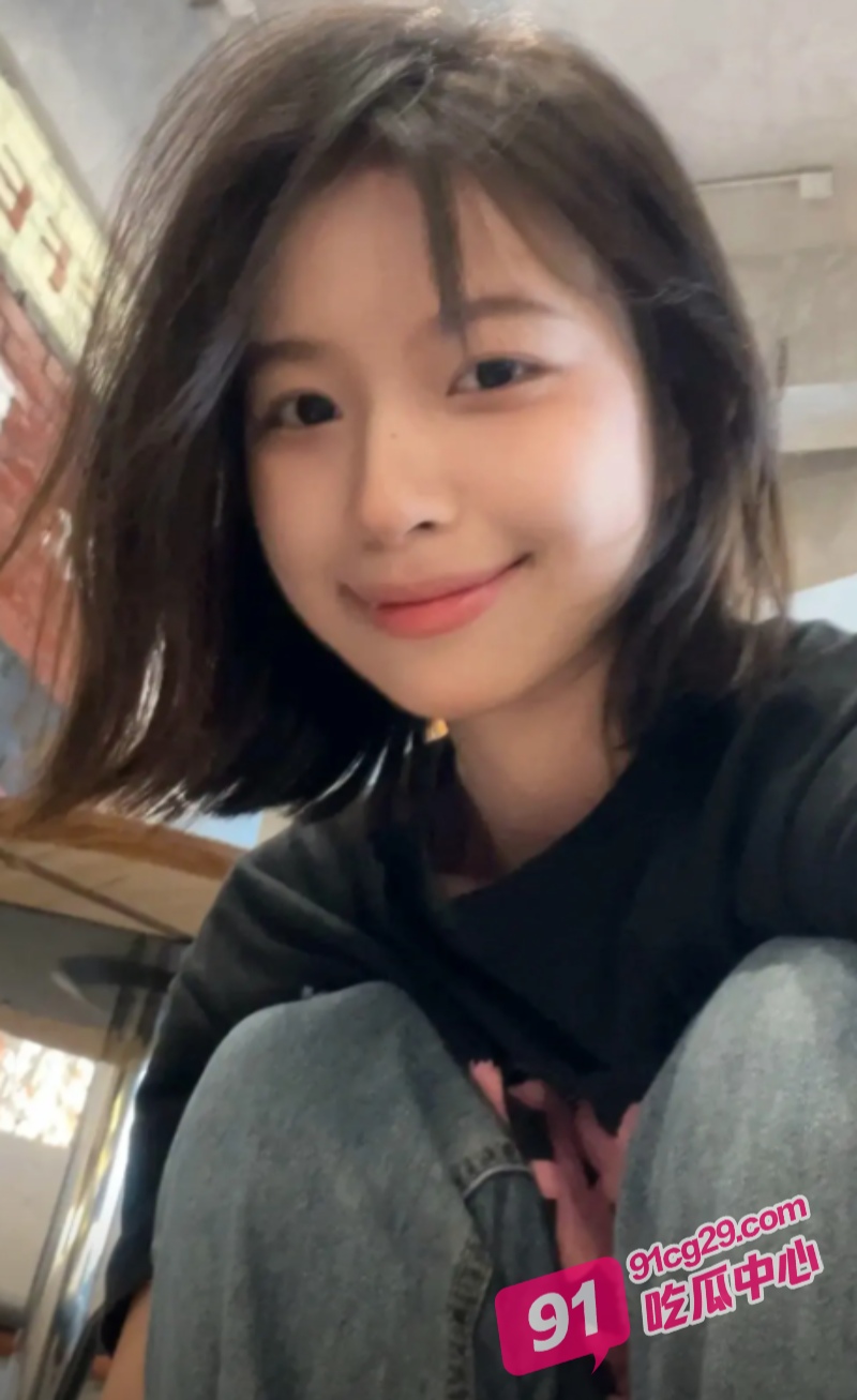 宜宾学院吴梦羽与男友学校天台偷偷做爱 下弯钩鸡巴让小美女爱不释手！ 配图3